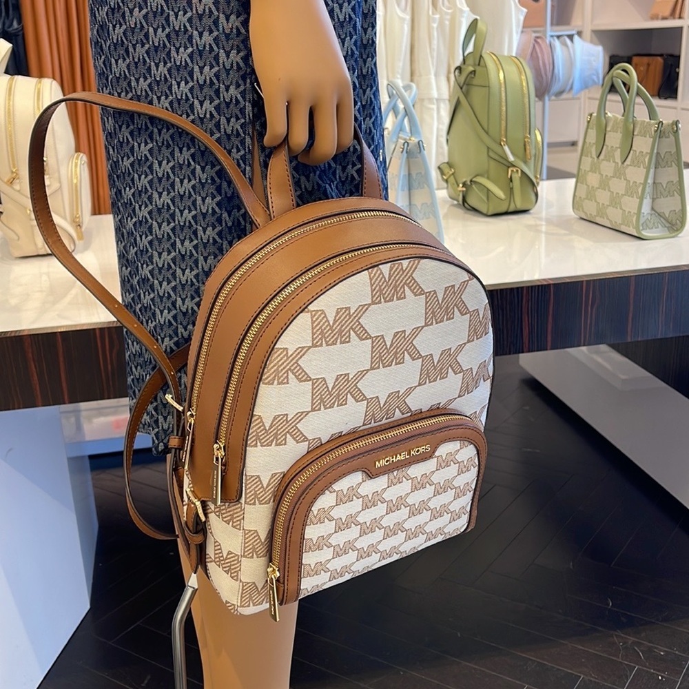 Michael Kors Jaycee Medium Logo Zip Pocket Backpack 

35S3G8TB2J
LUGGAGE